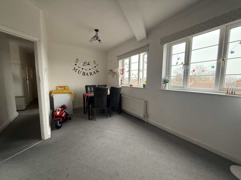 Lot: 157 - FLAT FOR INVESTMENT - Reception room